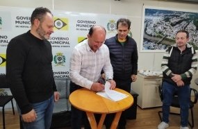 Prefeito assina ordem de serviço para recapear três ruas de Herval d´Oeste 