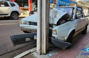 Picape atinge poste após colisão no centro de Capinzal