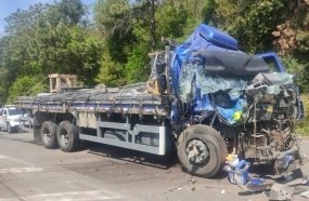 Cabine de caminhão fica destruída após colisão contra carreta em Joaçaba 