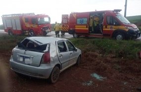 Carro com três pessoas capota após sair da pista na BR-470