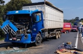 Colisão entre caminhões deixa motorista preso às ferragens 