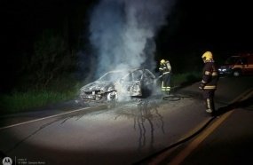 Veículo fica completamente destruído após pegar fogo na SC-135 