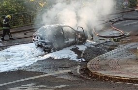 Bombeiros combatem incêndio em veículo no centro de Luzerna 