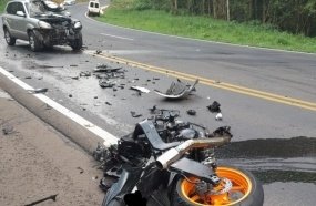 Colisão frontal entre carro e moto deixa jovem gravemente ferido na BR-282