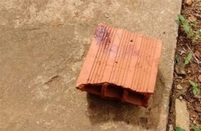 Homem leva tijolada na cabeça após discussão com vizinho 