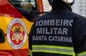 Bombeiros quebram vidro de janela para resgatar bebê preso dentro de carro 