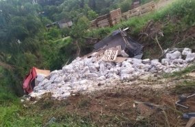 Caminhão tomba em barranco após sair da pista na BR-282