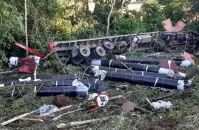 Condutor fica ferido após carreta tombar em barranco na BR-153
