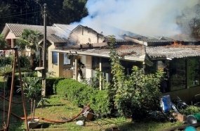 Casa é destruída por incêndio em Rio das Antas 