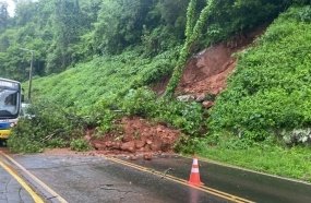 Queda de barreira deixa trânsito em meia pista em Luzerna