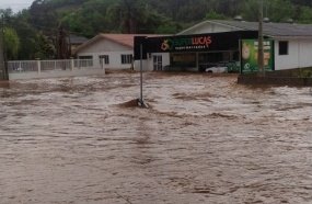 Bombeiros resgatam pessoas de casas inundadas em Erval Velho 