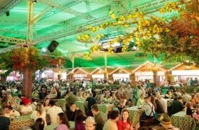 Oktoberfest é suspensa temporariamente por conta da previsão de chuvas
