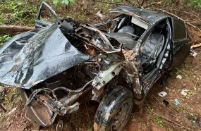 Motorista é socorrido inconsciente após colisão contra árvores na BR-470