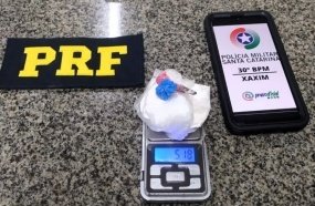 Jovem é presa com cocaína escondida nos seios e no ânus 