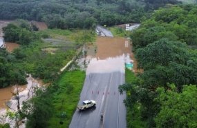Trevo da Pedreira Triângulo segue interditado após água invadir a pista