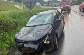 Bombeiros atendem capotamento de carro na SC-355 