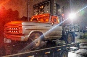 Motorista abandona caminhonete furtada ao se deparar com a PM