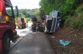 Motorista é resgatado de carreta após veículo tombar e atingir barranco 