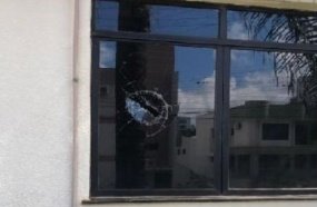 Homem atira pedra em vidro do Fórum para ser preso
