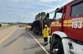 Motorista escapa ileso após tombar carreta na SC-135