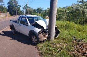 Motorista morre após picape colidir contra poste de energia elétrica
