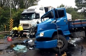 Motorista fica ferido após colisão entre caminhões na SC-350