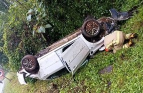 Bombeiros atendem saída de pista seguida de capotamento na BR-153