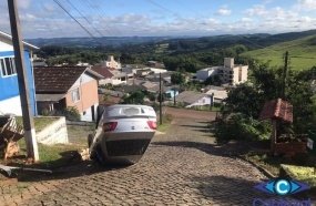Veículo capota após desandar de rua íngreme 