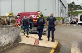 Jovem morre após colidir motocicleta contra ambulância dos Bombeiros 