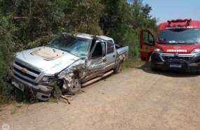 Motorista de caminhonete fica ferido após colisão contra caminhão 