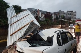Carro é atingido por telhado arrancado de residência durante temporal