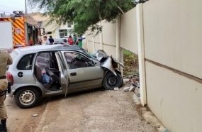 Casal e criança ficam feridos após carro colidir em muro 