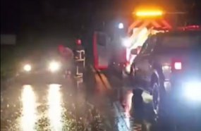 Bombeiros flagram motorista dormindo dentro de carro parado na rodovia 