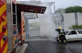 Carro ocupado por um homem e duas crianças pega fogo 