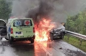 Carro e ambulância pegam fogo após colisão na BR-153