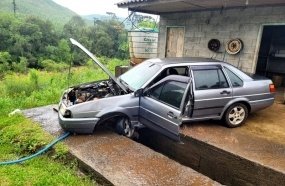 Motorista busca apoio em posto de lavação após carro pegar fogo
