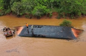 Balsa com caminhão vira durante travessia no Rio Uruguai 