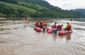 Marinha auxilia Bombeiros nas buscas por corpo de balseiro no Rio Uruguai