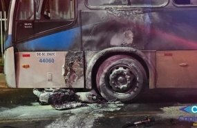 Moto pega fogo após colisão contra ônibus no centro de Capinzal 