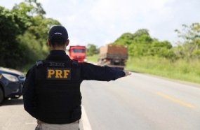 PRF encontra pornografia infantil em celular após abordagem de caminhão