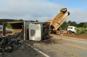 Colisão entre caminhões deixa dois feridos em obra na BR-470