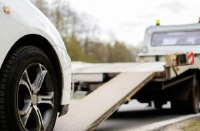 Mulher destrói carro após veículo ser apreendido pela PM