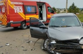 Motorista teve que ser reanimado após colisão frontal entre veículos