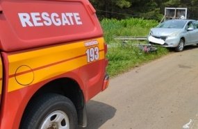 Colisão entre carro e moto mata piloto e deixa passageira ferida