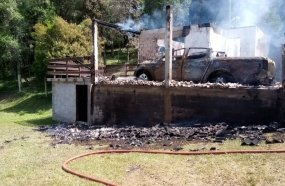 Casa e caminhonete são destruídas por incêndio no interior de Capinzal