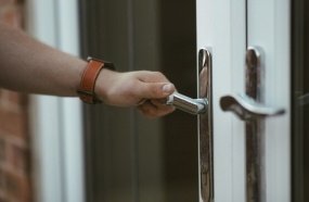 Clientes que ficaram presos em banco durante a noite serão indenizados 