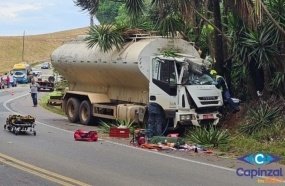 Caminhão atinge árvore e carro capota após colisão na SC-150