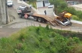 Retroescavadeira hidráulica cai de caminhão em Joaçaba 