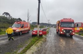 Colisão de carro em poste deixa jovem de 19 anos ferido 