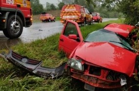 Jovem morre após colisão entre carro e carreta na BR-470